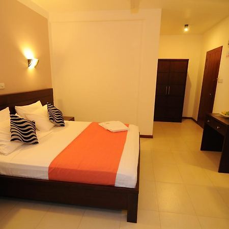 Hotel Shanelo Негомбо Экстерьер фото